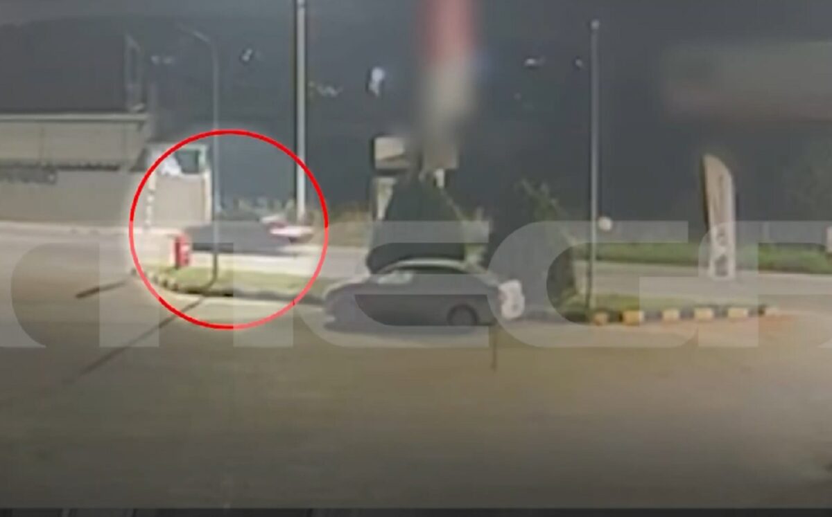 Σαλαμίνα: Βίντεο ντοκουμέντο με την 46χρονη να φεύγει με το αυτοκίνητο μετά τη δολοφονία της 75χρονης