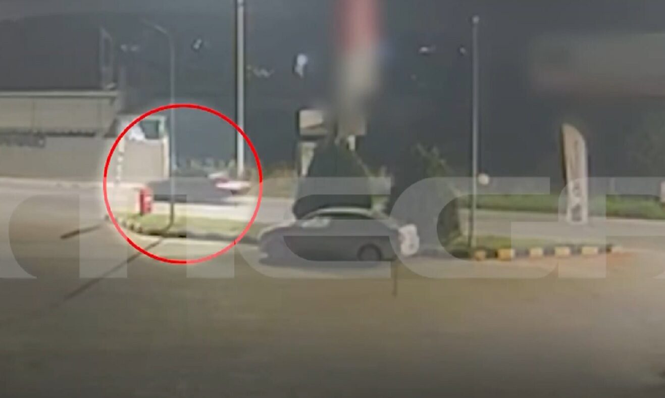 Σαλαμίνα: Βίντεο ντοκουμέντο με την 46χρονη να φεύγει με το αυτοκίνητο μετά τη δολοφονία της 75χρονης
