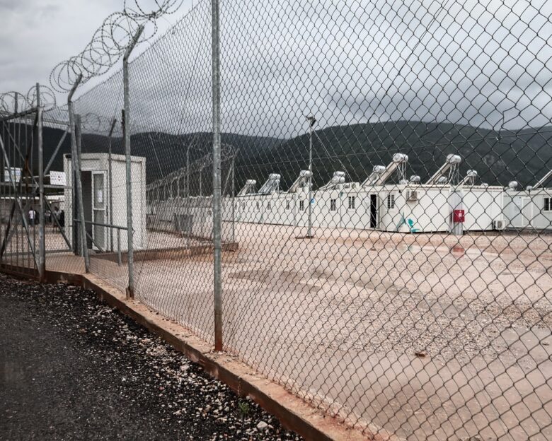 Εξέγερση σε δομή μεταναστών στις Σέρρες – Έκοψαν τα πλέγματα και έφυγαν