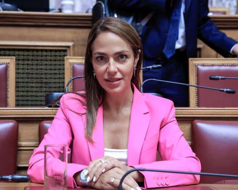 Μπαράζ κινήσεων για τη στήριξη της στέγης «τρέχει» η Μιχαηλίδου