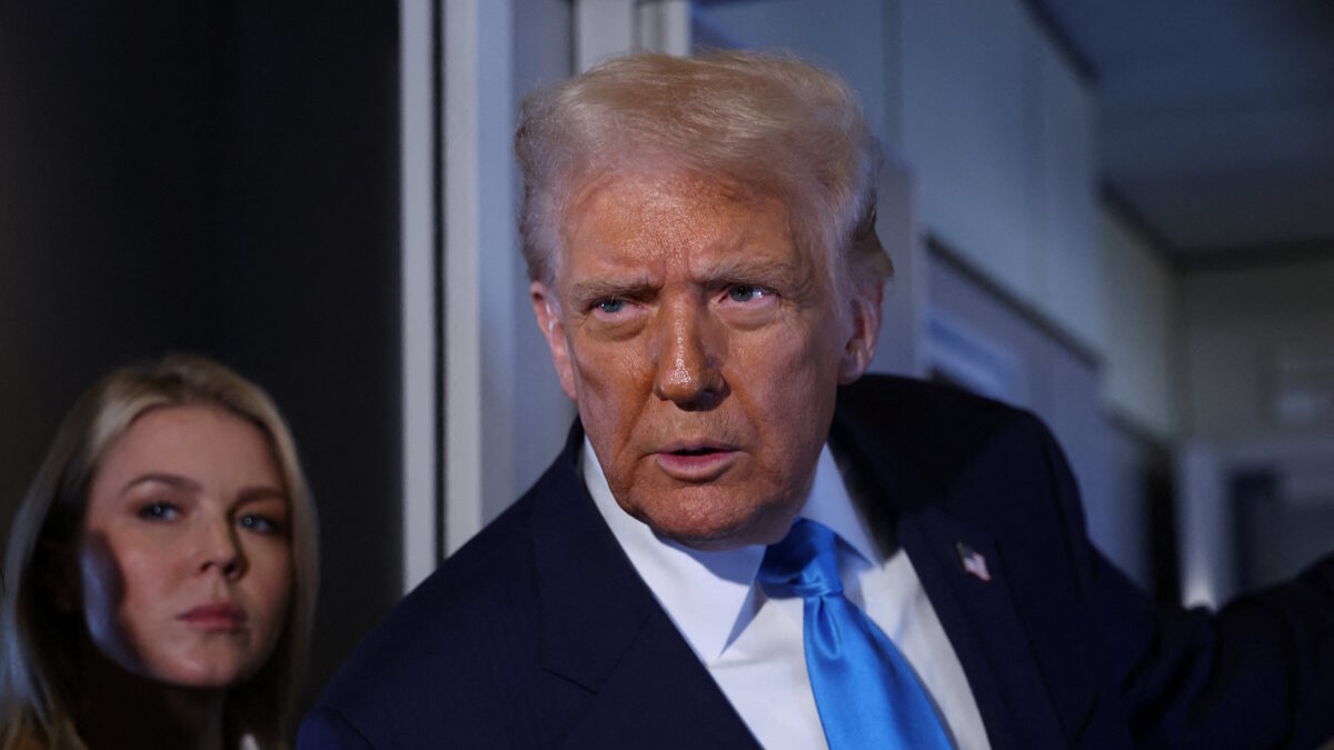 Ο Αμερικανός Πρόεδρος, Donald Trump και πίσω του η εκπρόσωπος Τύπου του Λευκού Οίκου, Karoline Leavitt