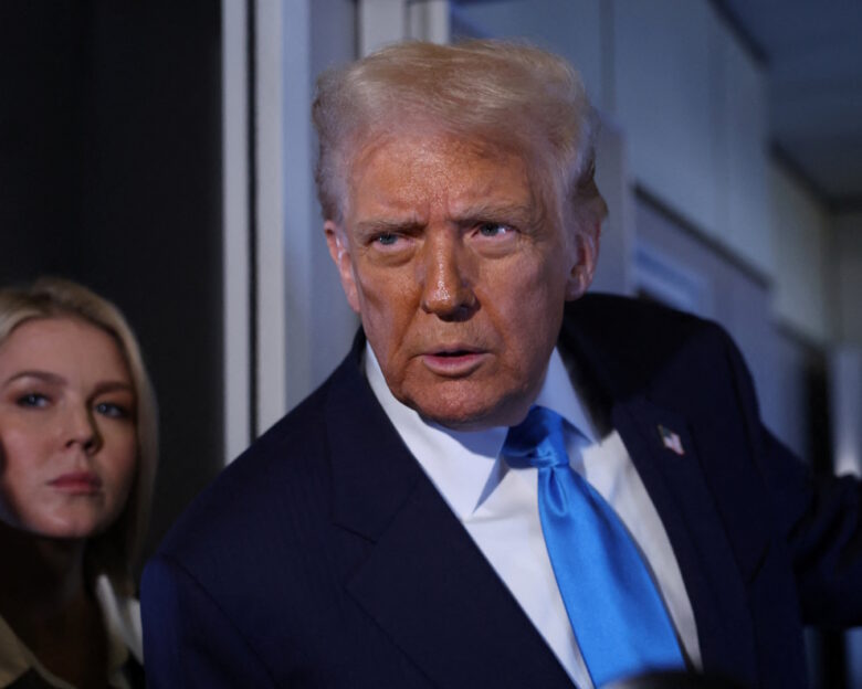 Ο Τραμπ περιορίζει την πρόσβαση δημοσιογράφων και στον Λευκό Οίκο μετά το Πεντάγωνο