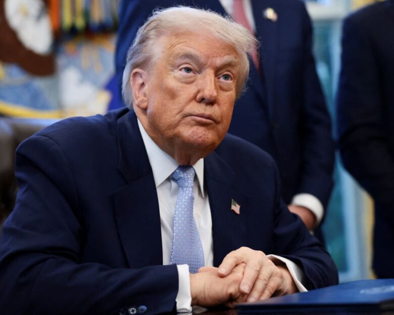 Γιατί βράχνιασε ο Τραμπ: «Φώναζα σε κάποιους ανόητους» – Αποκάλεσε «γουρουνάκι» δημοσιογράφο του Bloomberg