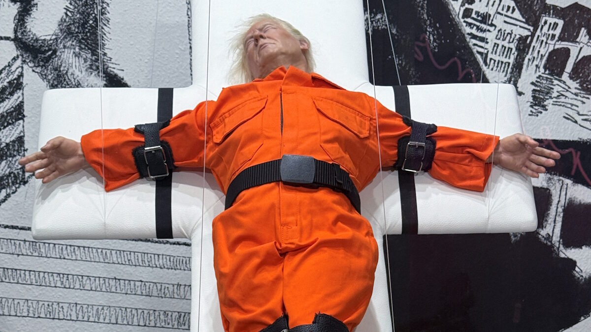 Ο Ντόναλντ Τραμπ «εσταυρωμένος» με φόρμα μελλοθάνατου