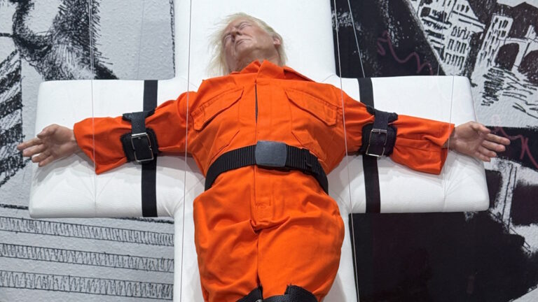 Ο Ντόναλντ Τραμπ «εσταυρωμένος» με φόρμα μελλοθάνατου