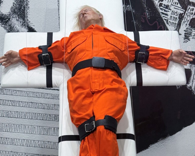 Ο Τραμπ «εσταυρωμένος» με στολή μελλοθάνατου σε γκαλερί στην Ελβετία – Φωτογραφίες με το ομοίωμά του