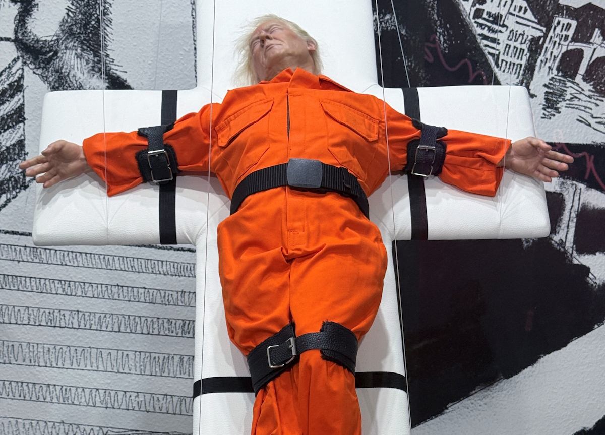 Ο Ντόναλντ Τραμπ «εσταυρωμένος» με φόρμα μελλοθάνατου