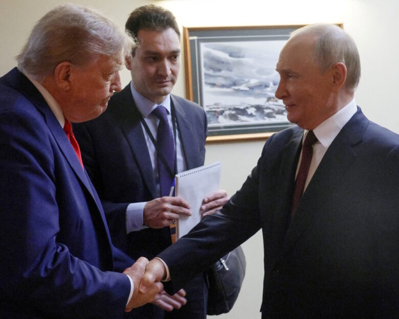 Bloomberg: Ο διάλογος Γουίτκοφ – Ουσάκοφ που «γέννησε» το σχέδιο Τραμπ για την Ουκρανία