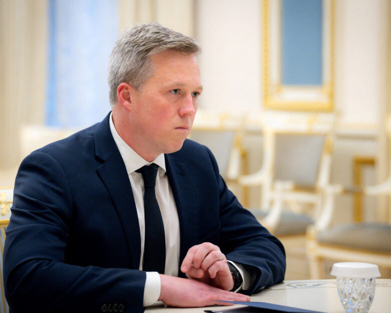 Ουκρανία: Οι ΗΠΑ εντείνουν τις επαφές γύρω από το σχέδιο 28 σημείων του Τραμπ – Ο Αμερικανός υπουργός Στρατού έφθασε στη Γενεύη για τις συνομιλίες