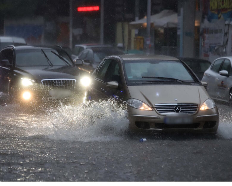 Η κακοκαιρία Byron «χτυπά» την Αττική: Ισχυρές βροχές και καταιγίδες, ποτάμια οι δρόμοι