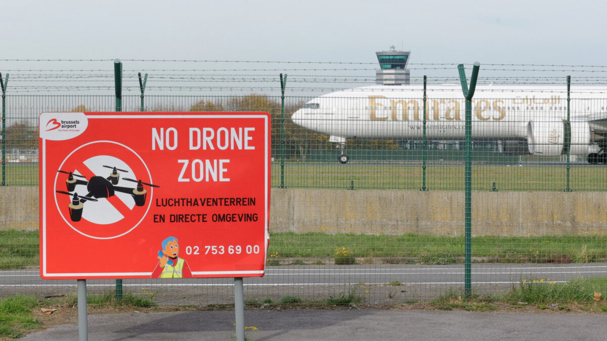 Πινακίδα απαγόρευσης drone στο αεροδρόμιο των Βρυξελλών