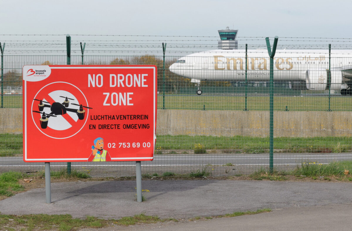 Πινακίδα απαγόρευσης drone στο αεροδρόμιο των Βρυξελλών