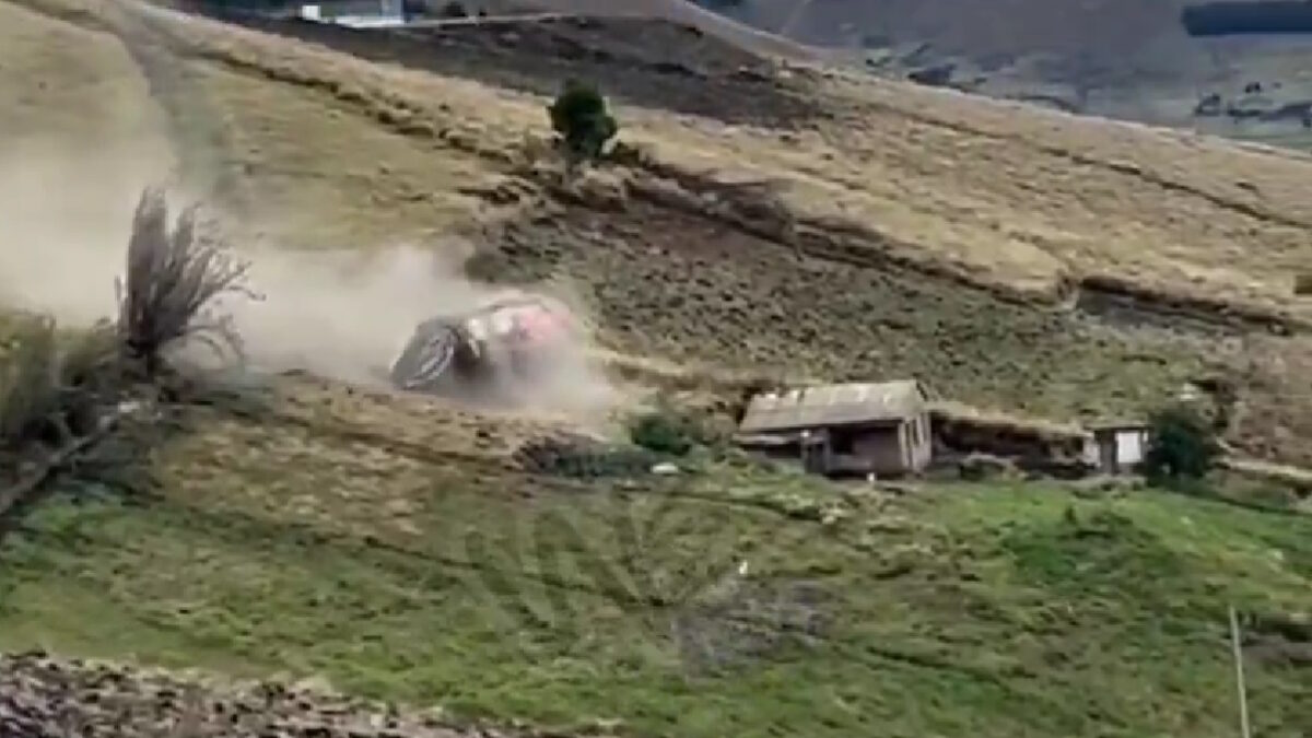 Το λεωφορείο κατρακυλάει σε βουνοπλαγιά του Ισημερινού με αποτέλεσμα δεκάδες επιβαίνοντες να χάσουν τη ζωή τους