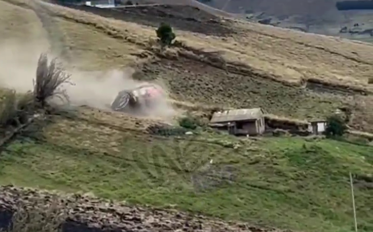 Το λεωφορείο κατρακυλάει σε βουνοπλαγιά του Ισημερινού με αποτέλεσμα δεκάδες επιβαίνοντες να χάσουν τη ζωή τους