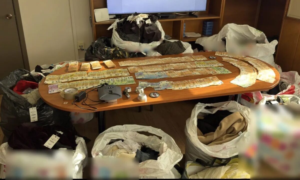 Εξαρθρώθηκε εγκληματική οργάνωση που έκλεβε ρούχα από καταστήματα στην Αττική και τα πουλούσε στην Αλβανία