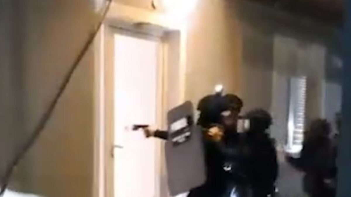 Η στιγμή που αστυνομικοί μπάινουν σε σπίτι