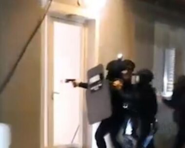 Η στιγμή που αστυνομικοί μπάινουν σε σπίτι