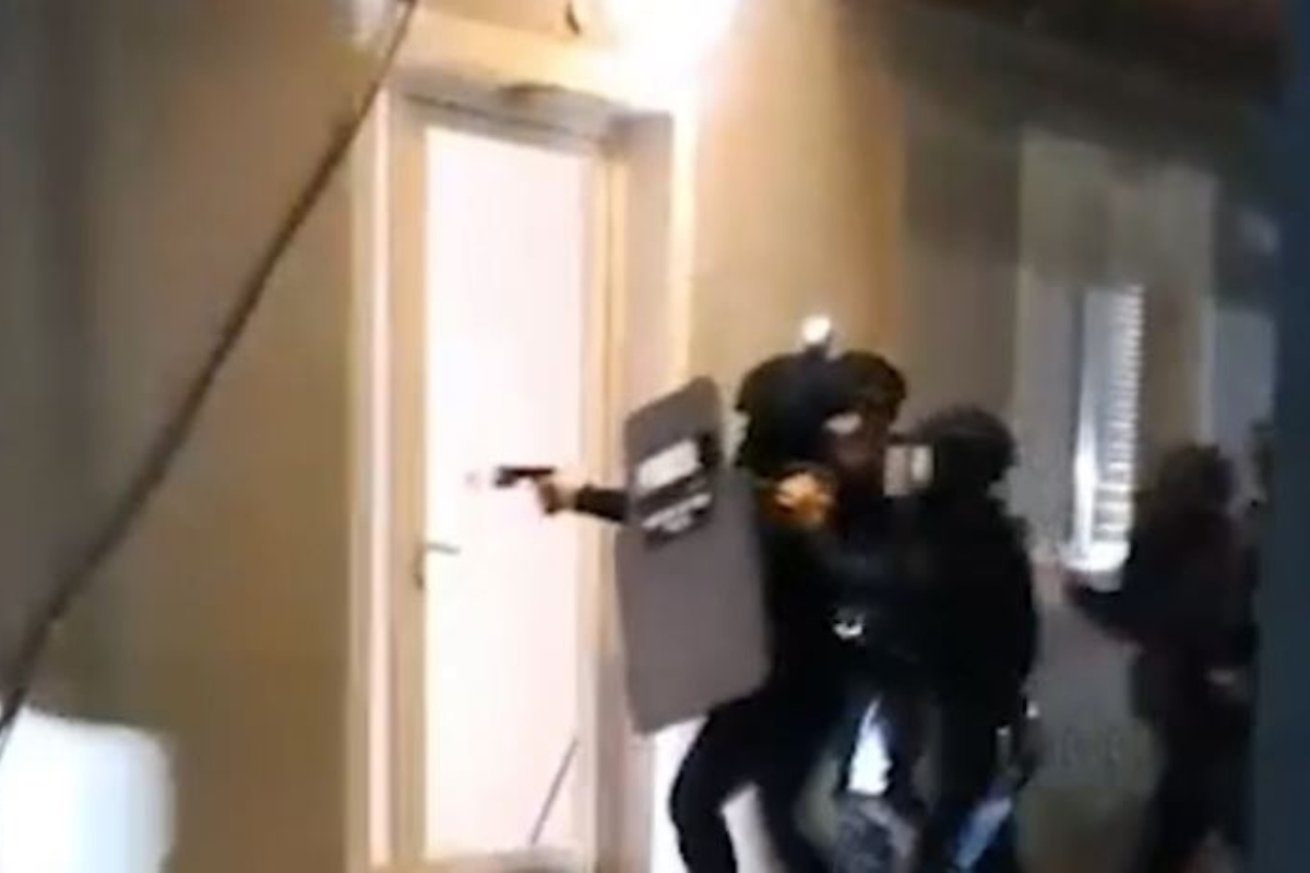 Η στιγμή που αστυνομικοί μπάινουν σε σπίτι