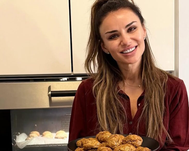 Η Ελένη Τσολάκη έφτιαξε μελομακάρονα: «Τα πρώτα μας Χριστούγεννα μαζί, το σπίτι πρέπει να μυρίζει αγάπη»