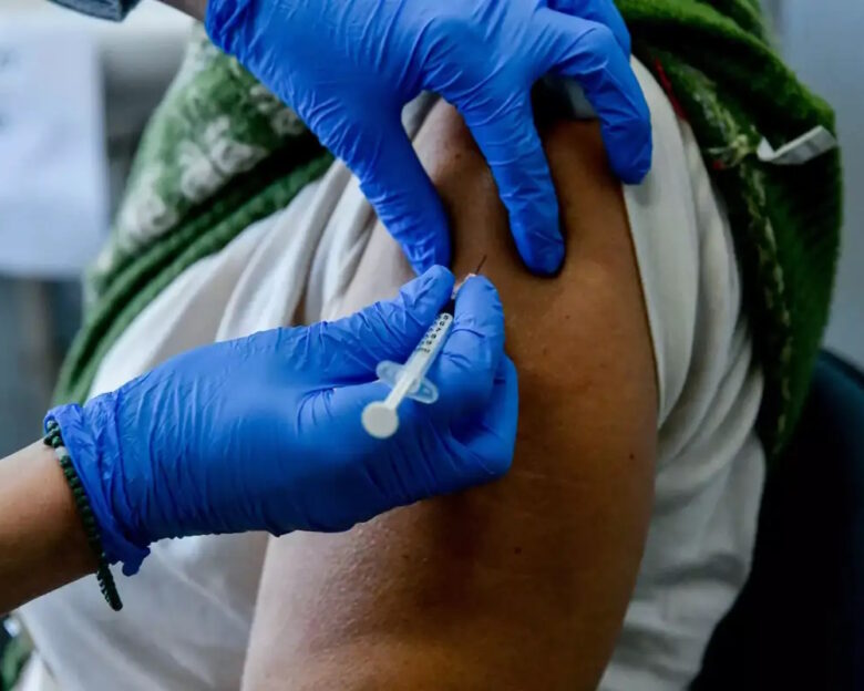 Κορονοϊός: Ανήλικοι που δεν έχουν κάνει εμβόλιο κινδυνεύουν περισσότερο από  καρδιακές επιπλοκές εκτιμά βρετανική έρευνα