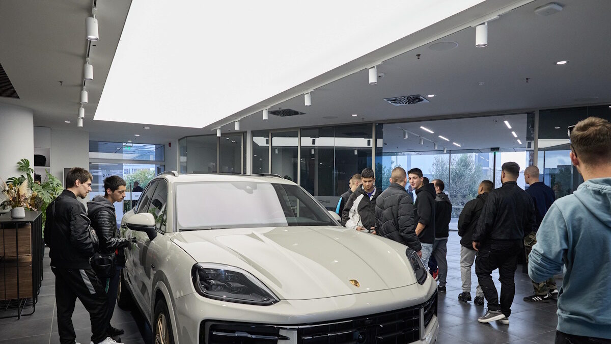 Porsche: ενισχύει τις σχολές μαθητείας της ΔΥΠΑ στη Θεσσαλία με σύγχρονους εργαλειοφόρους