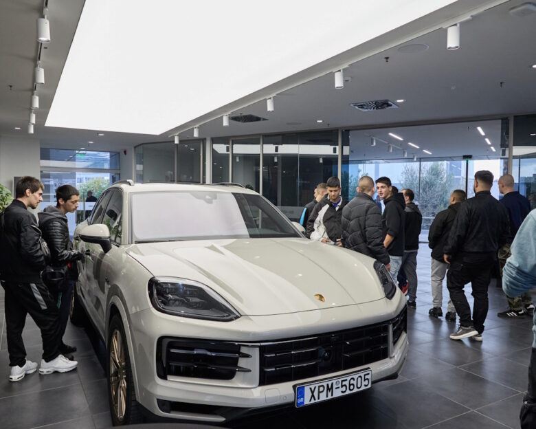 Porsche: ενισχύει τις σχολές μαθητείας της ΔΥΠΑ στη Θεσσαλία με σύγχρονους εργαλειοφόρους