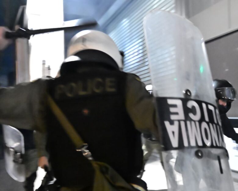 ΕΛΑΣ: ΕΔΕ για τα χθεσινά επεισόδια στα Εξάρχεια – «Για φερόμενες επίμεμπτες ενέργειες αστυνομικών»