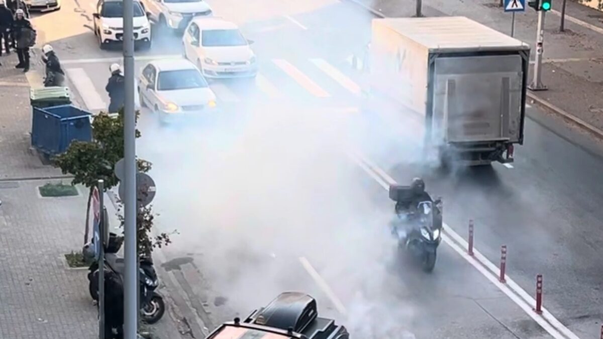 Επεισόδια στη δίκη του Άλκη Καμπανού: Κουκουλοφόροι επιτέθηκαν στους φίλους των καταδικασμένων – Δακρυγόνα από τα ΜΑΤ