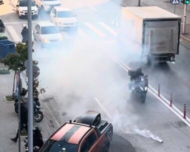 Επεισόδια στη δίκη του Άλκη Καμπανού: Κουκουλοφόροι επιτέθηκαν σε αστυνομικούς