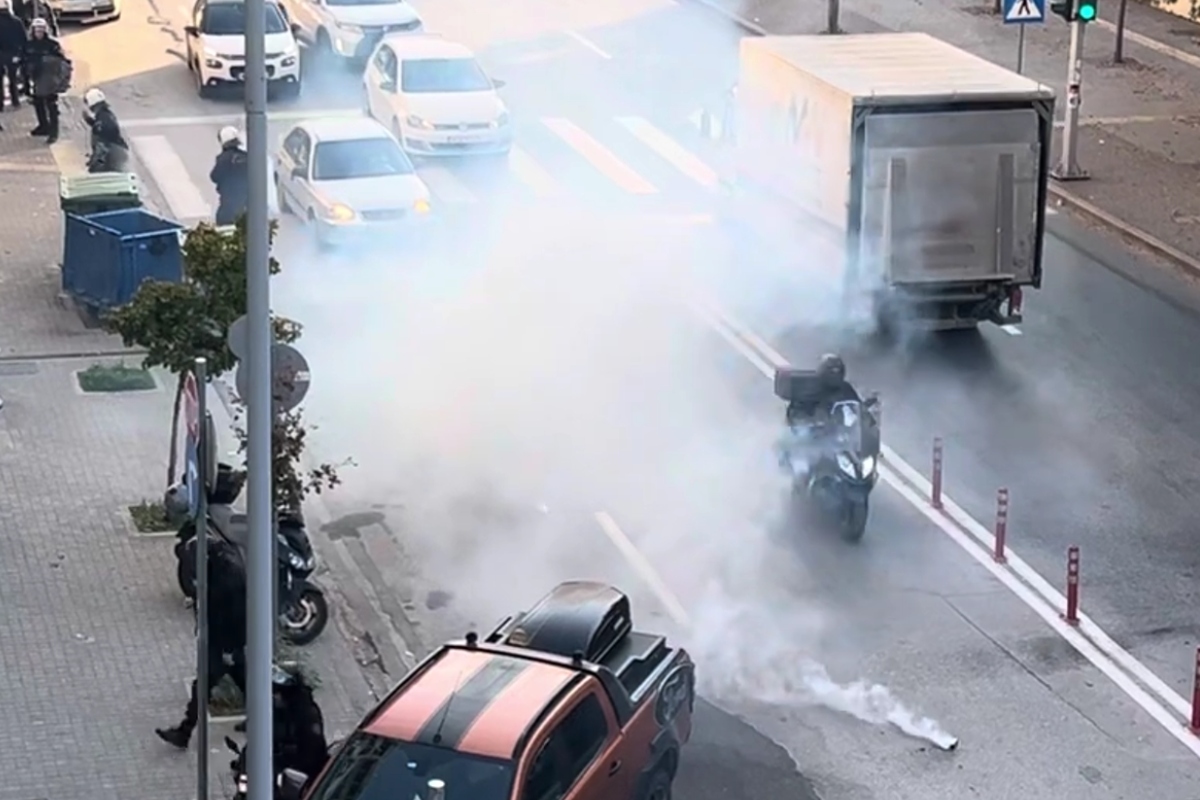 Επεισόδια στη δίκη του Άλκη Καμπανού: Κουκουλοφόροι επιτέθηκαν σε αστυνομικούς