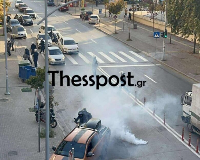 Επεισόδια στη δίκη του Άλκη Καμπανού: Κουκουλοφόροι επιτέθηκαν σε αστυνομικούς