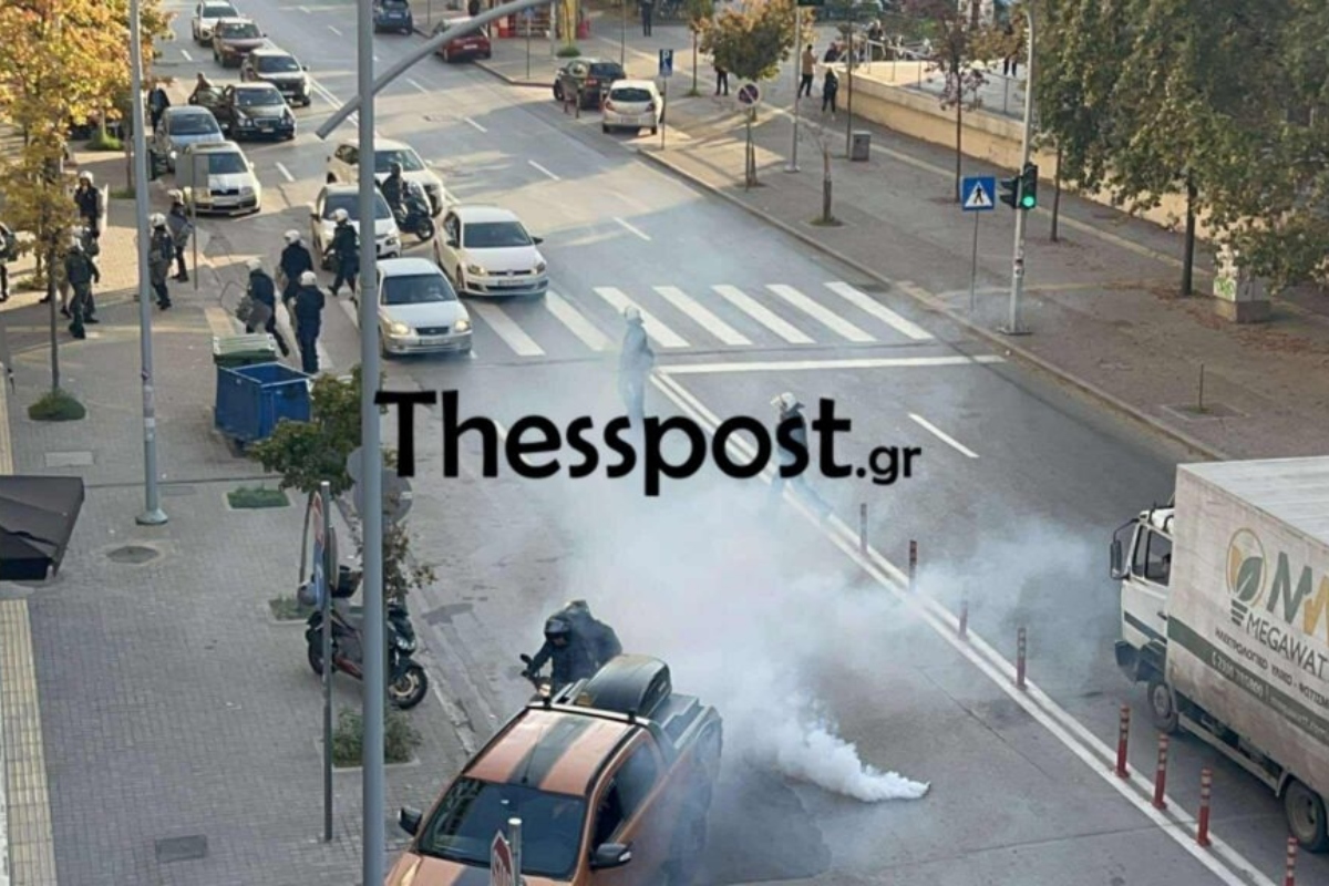 Επεισόδια στη δίκη του Άλκη Καμπανού: Κουκουλοφόροι επιτέθηκαν σε αστυνομικούς