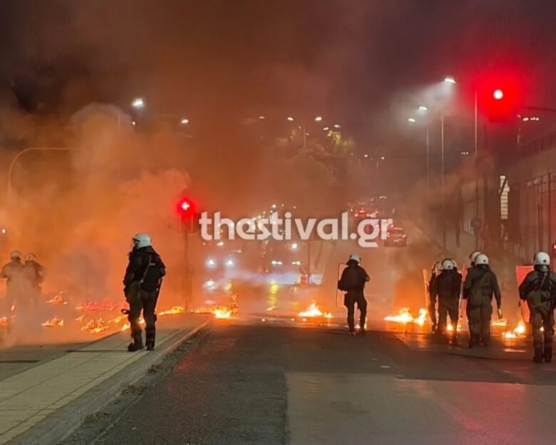 Θεσσαλονίκη: Επίθεση με μολότοφ σε διμοιρία των ΜΑΤ, 18 προσαγωγές