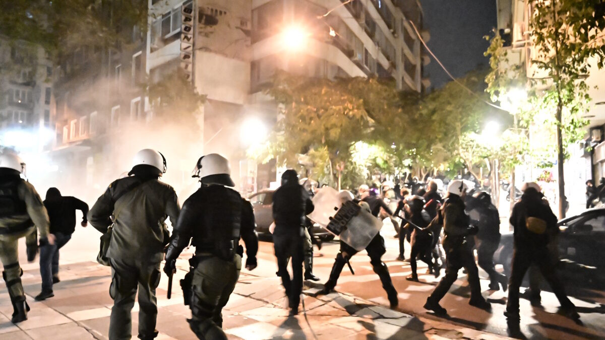 Επεισόδια στην πορεία μνήμης του αναρχικού που σκοτώθηκε από τη βόμβα στους Αμπελόκηπους