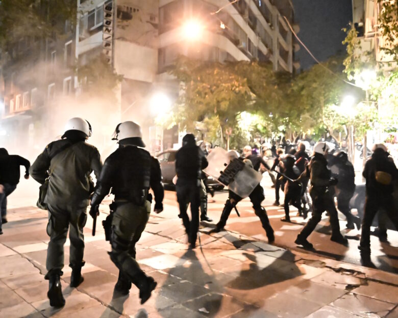 Πέντε συλλήψεις στα επεισόδια στην πορεία μνήμης του αναρχικού που σκοτώθηκε από τη βόμβα στους Αμπελόκηπους