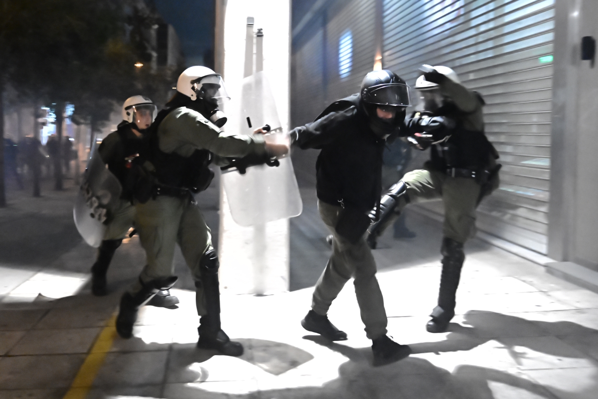 Επεισόδια στην πορεία μνήμης του αναρχικού που σκοτώθηκε από τη βόμβα στους Αμπελόκηπους