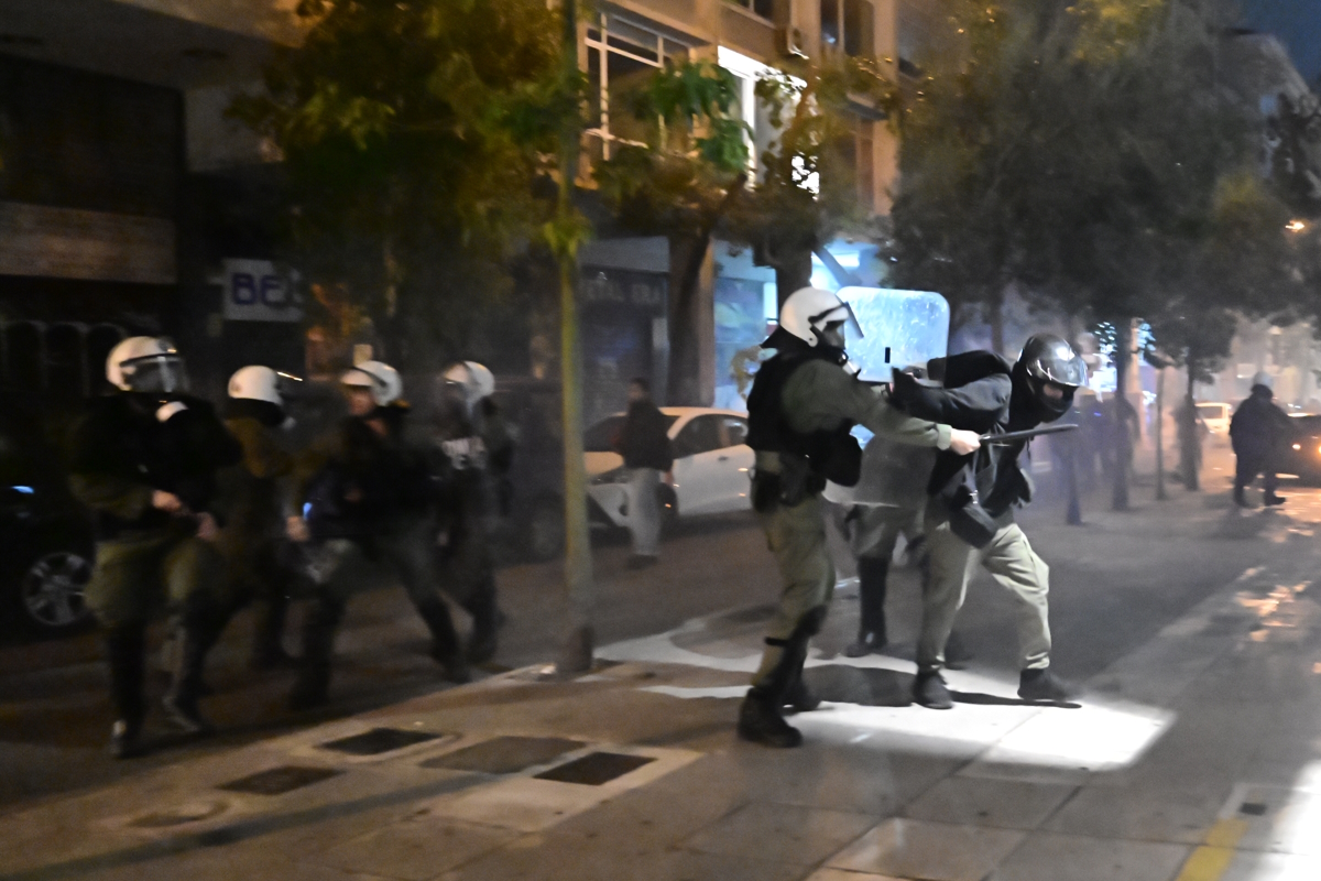 Επεισόδια στην πορεία μνήμης του αναρχικού που σκοτώθηκε από τη βόμβα στους Αμπελόκηπους