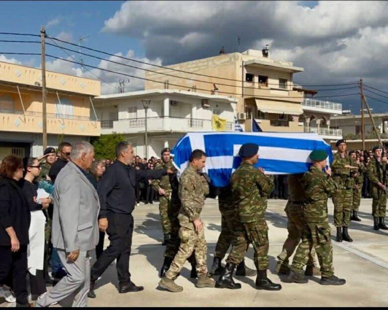 Τυμπάκι: Οδύνη στην κηδεία του 19χρονου που σκοτώθηκε στη Ρόδο – Τύλιξαν με την γαλανόλευκη σημαία το φέρετρό του