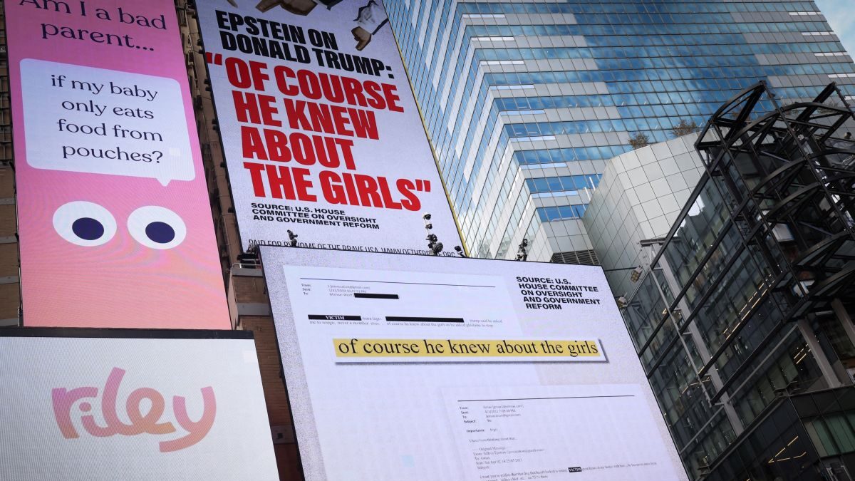 Διαφημιστική πινακίδα στην Times Square με σχόλια του Τζέφρι Επστάιν για τον Ντόναλντ Τραμπ