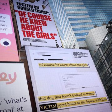 Διαφημιστική πινακίδα στην Times Square με σχόλια του Τζέφρι Επστάιν για τον Ντόναλντ Τραμπ