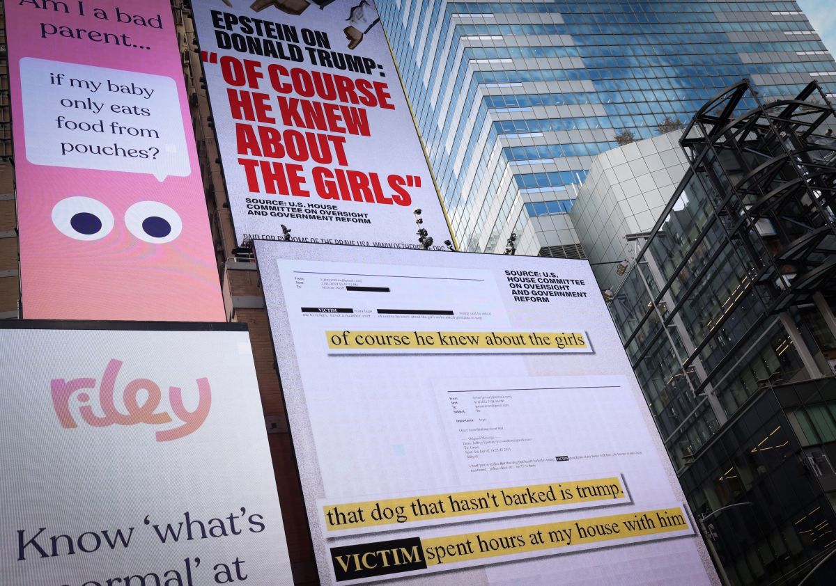 Διαφημιστική πινακίδα στην Times Square με σχόλια του Τζέφρι Επστάιν για τον Ντόναλντ Τραμπ