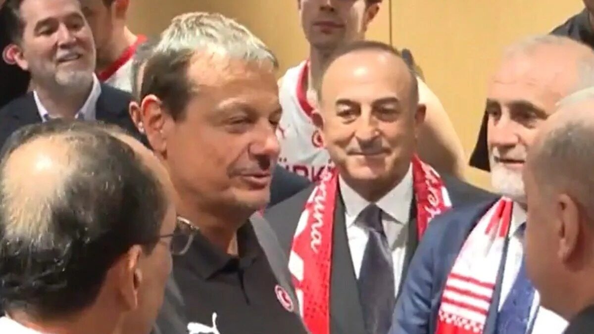 Ο Ταγίπ Ερντογάν στα αποδυτήρια της Εθνικής Τουρκίας: Τετ α τετ με Αταμάν και Όσμαν