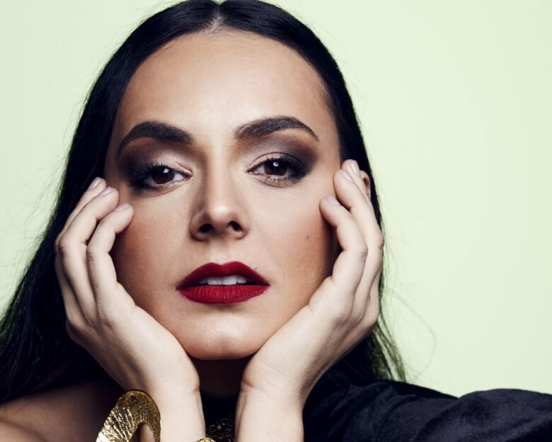 Ερήνη Τορνεσάκη: Με «πυξίδα» την Κρήτη και το ριζίτικο τραγούδι, στα βραβεία Grammy 