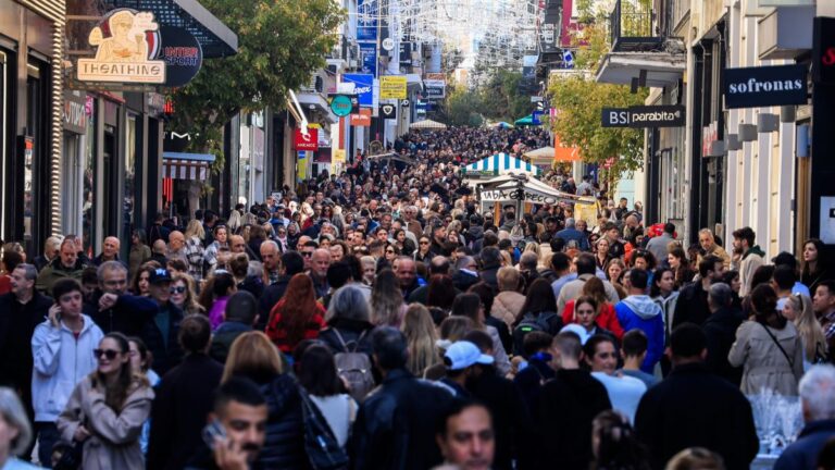 Ανοιχτά εμπορικά καταστήματα στην Ερμού