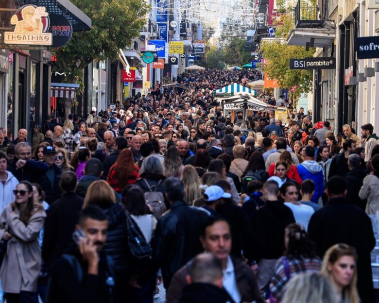 Η Ερμού βούλιαξε από τον κόσμο για τα ανοιχτά καταστήματα – Συνεχίζονται οι προσφορές της Black Friday