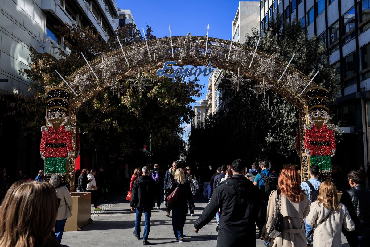 Ανοιχτά καταστήματα στην Ερμού