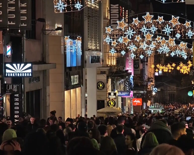 «Προσκύνημα» καταναλωτών στην Ερμού για τις γιορτές – Η Black Friday μετατέθηκε για Σάββατο