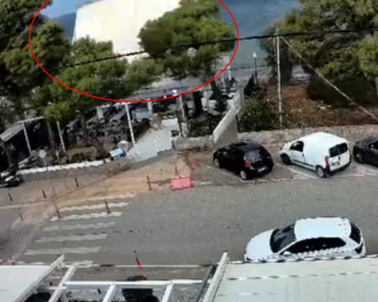 Καβούρι: Η στιγμή που ο άνεμος διαλύει και εκτοξεύει στέγαστρο εστιατορίου – Δείτε βίντεο