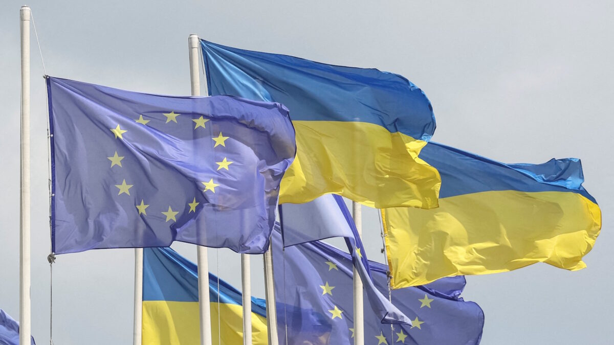 Σημαίες της ΕΕ και της Ουκρανίας