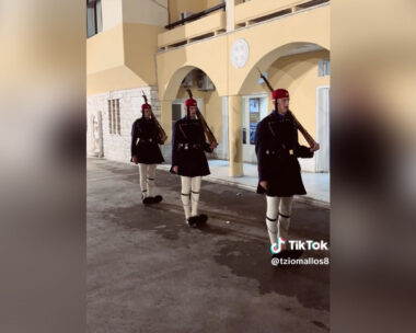 Εύζωνες: Ρίγη συγκίνησης στην τελευταία υπηρεσία